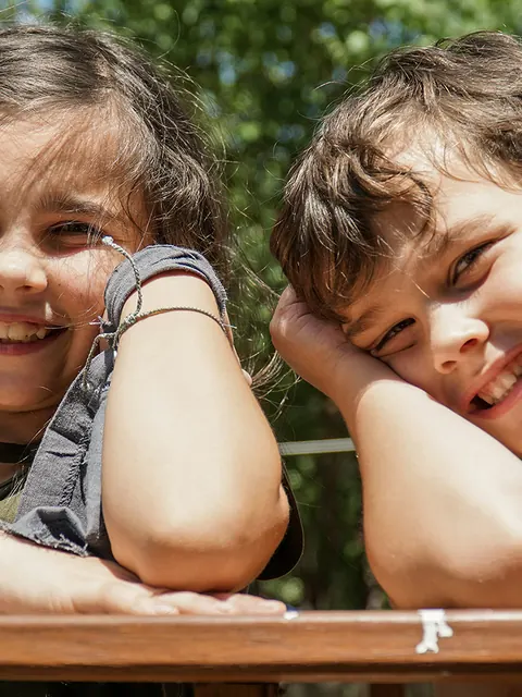 Hermana y hermano sonriendo