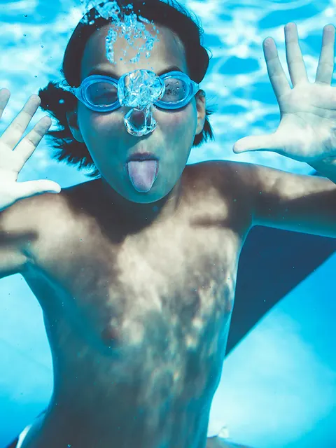 Niño nadando bajo el agua